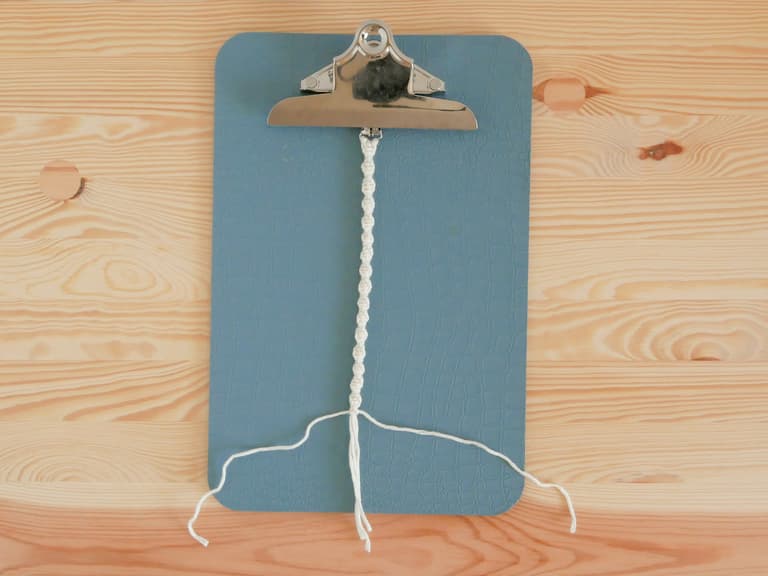 attache tétine macramé tuto diy technique noeud plat torsadé