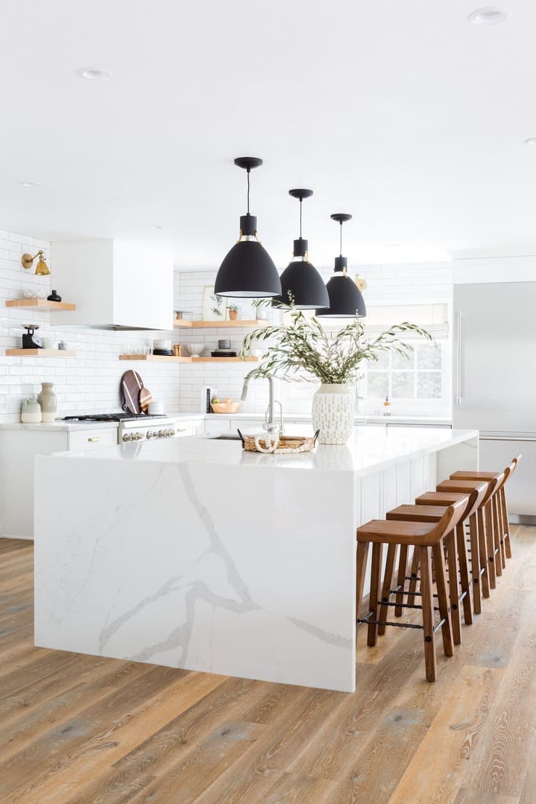 cuisine moderne épurée lumineuse parquet bois lamé ilot central marbre blanc plante verte