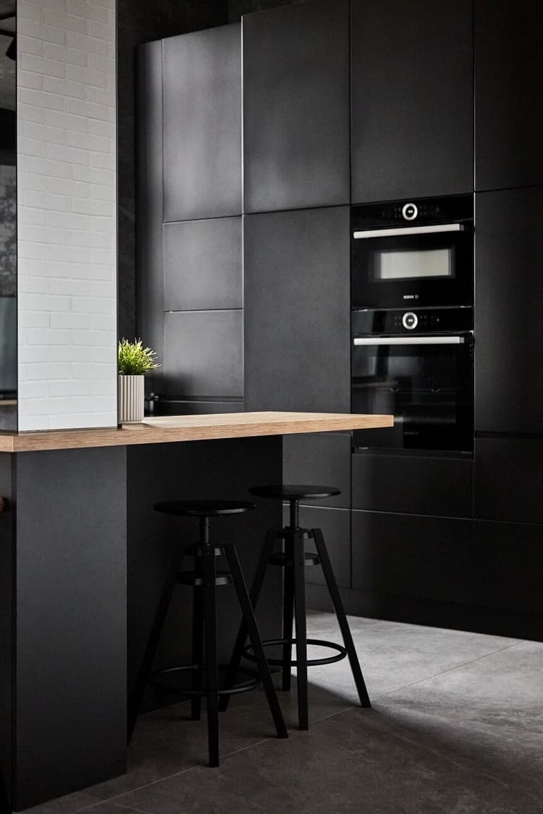 cuisine noire sol grès cérame béton ciré bar plan travail bois