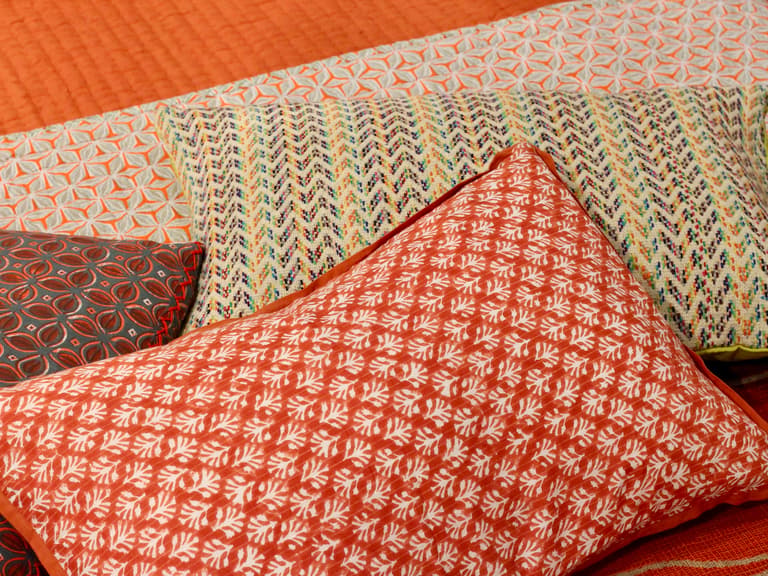 déco vitaminée lit orange coussin brodé - clem around the corner