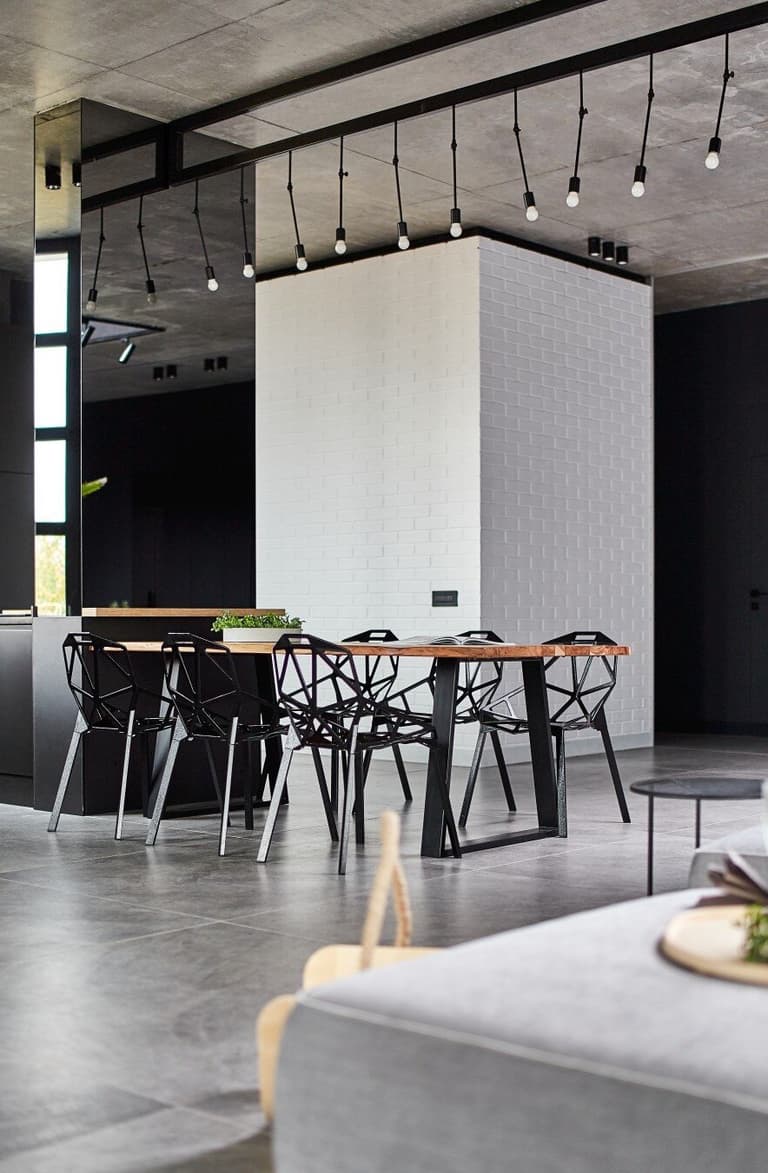 loft à Bucarest table repas continuité plan travail cuisine bois noire