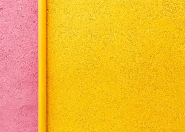 mur de couleur jaune rose peinture flashy chambre