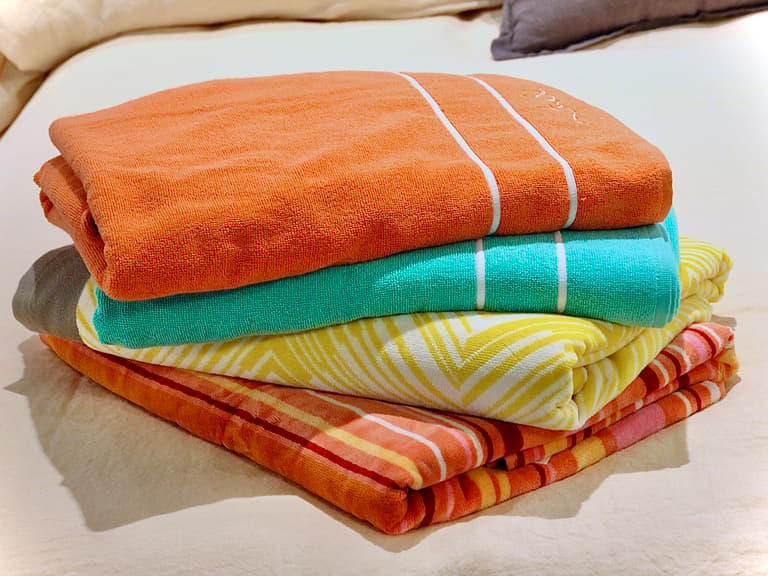 serviette de plage rayé motif jaune orange rose camaïeu