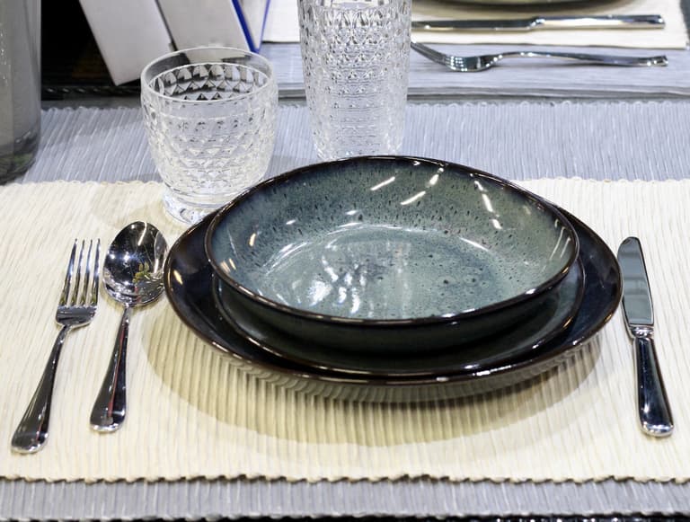 assiette en grès bleue lave Villeroy Boch bain email motif unique style scandinave