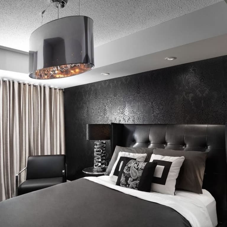 chambre total look noir tête de lit matelassé