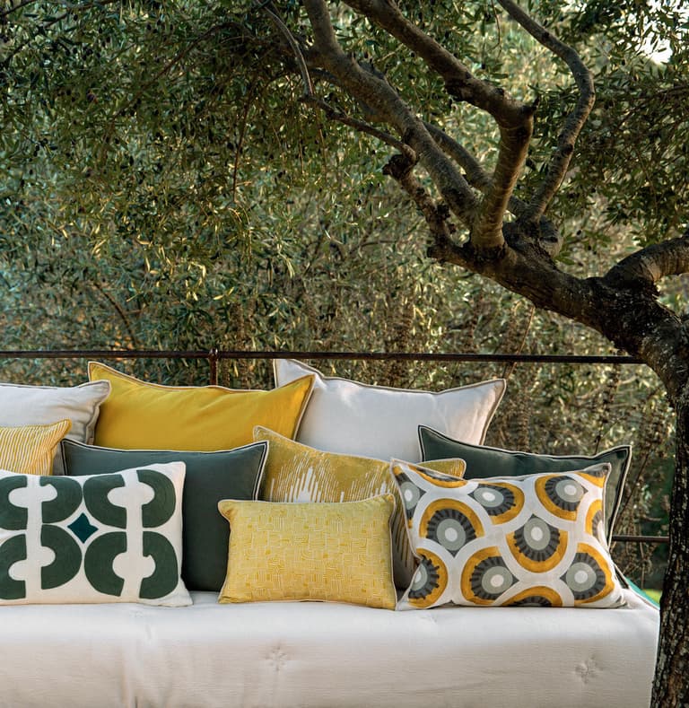 comment assortir coussins à motif jaune moutarde kaki vert canapé blanc extérieur