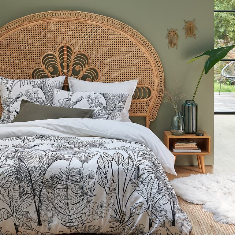 déco chambre nature chic tête de lit rotin mur vert céladon kaki