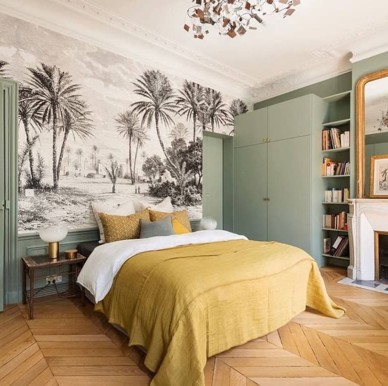 inspiration deco parquet bois chevron lit double jaune moutarde mobilier vert pastel