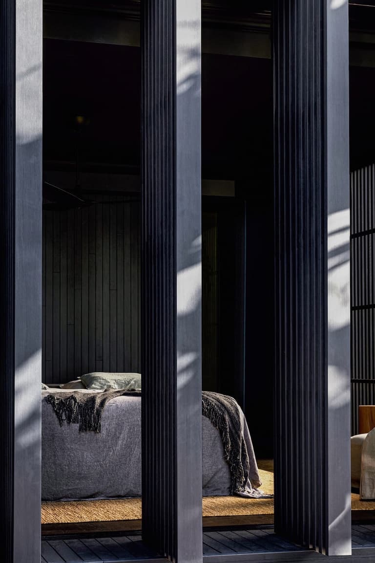 longère moderne panneau coulissant chambre ouverte jardin
