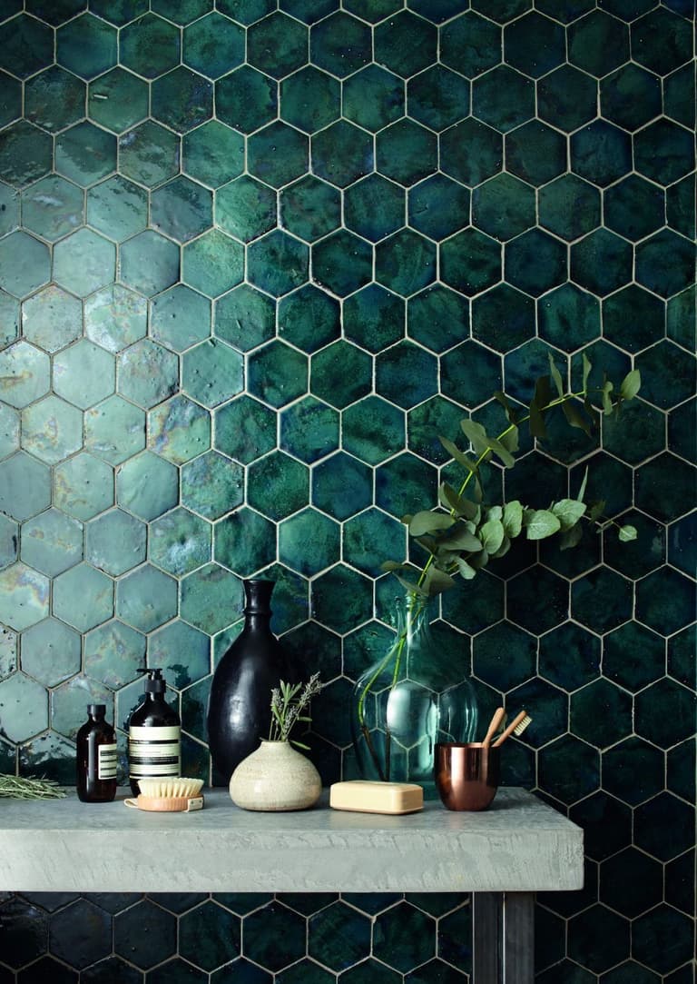 mur crédence vert sapin salle de bain sobre élégant