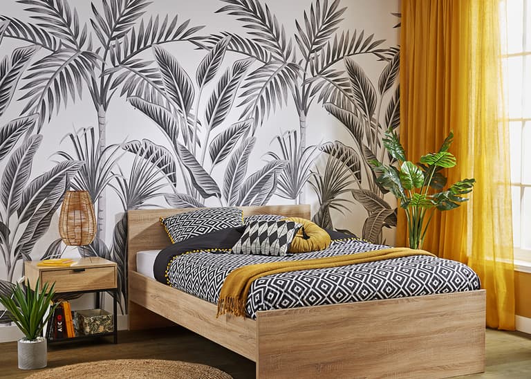 papier peint chambre adulte motif végétal noir et blanc rideau jaune