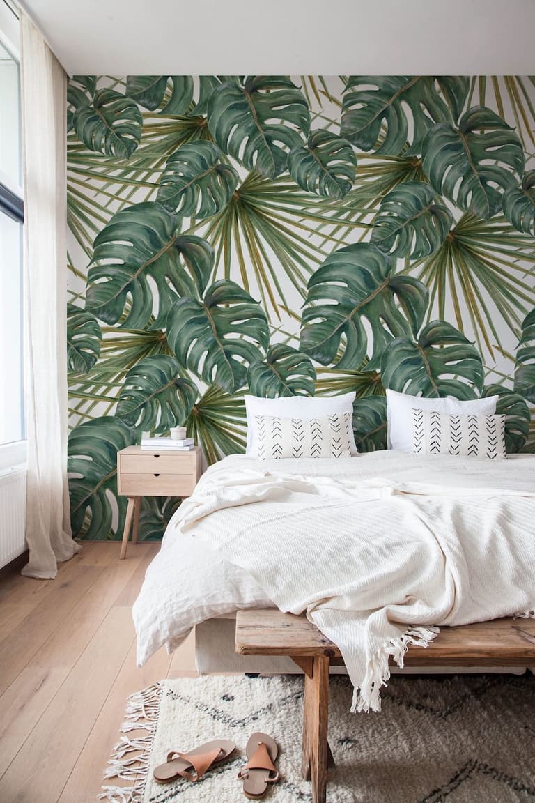 papier peint végétal deco urban jungle lit banc bois tapis berbère