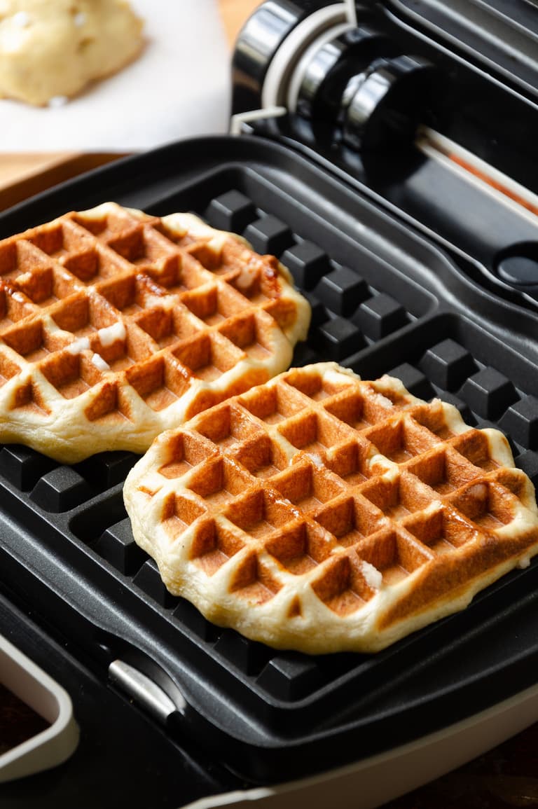 Gaufres liégeoises en cours de cuisson