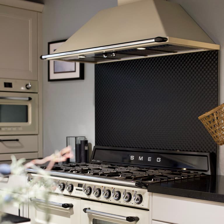 cuisine rétro blanc cassé noire style campagne chic cuisinière Smeg