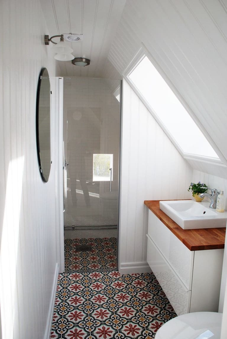 deco épurée lumineuse sol carrelage ethnique douche vitrée meuble bois