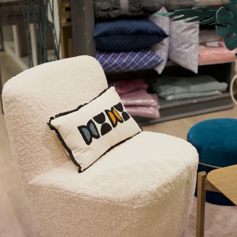 fauteuil blanc bouclettes déco rétro salon - clem around the corner