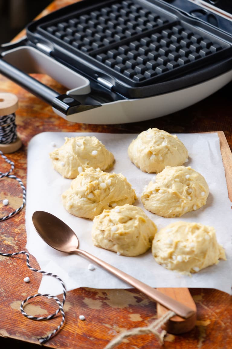 Dix pâtons de gaufres liégeoises avant la cuisson