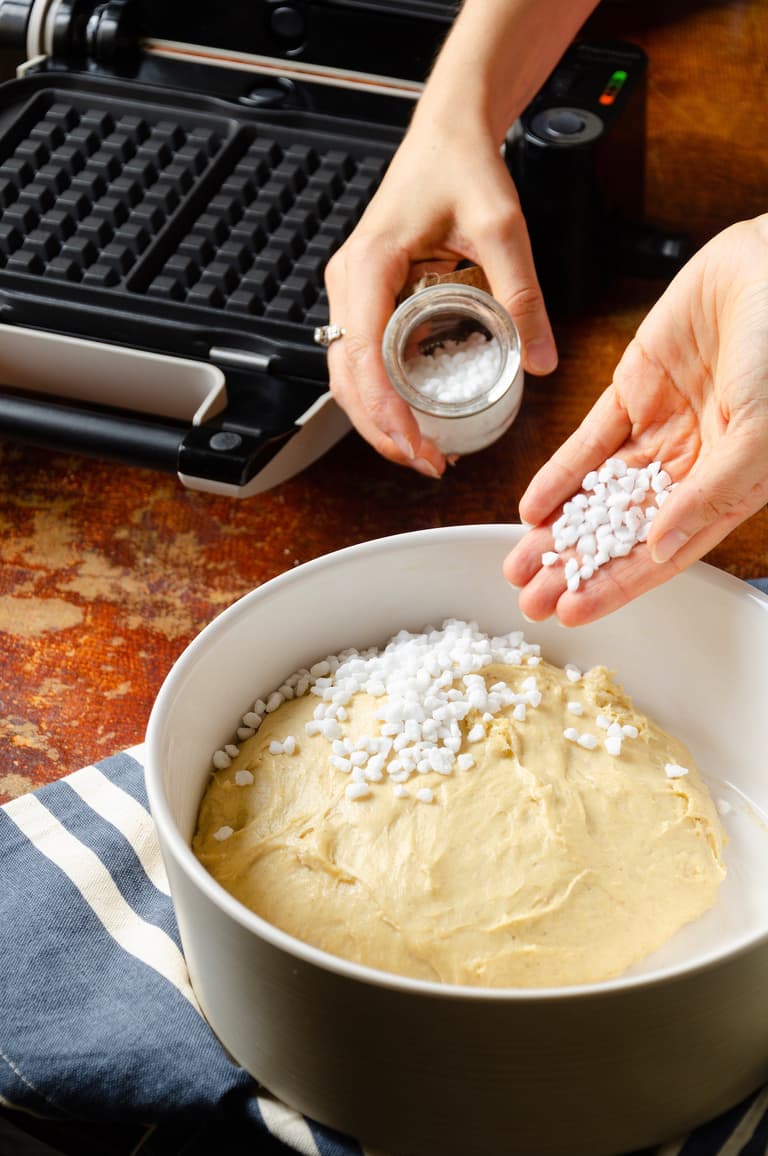 Sucre perlé incorporé dans une pâte levée