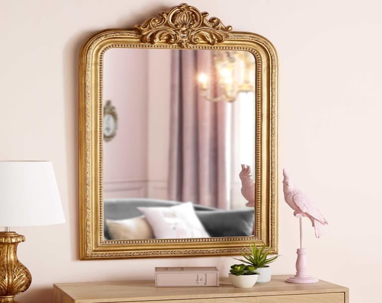 Miroir doré ancien dans intérieur moderne