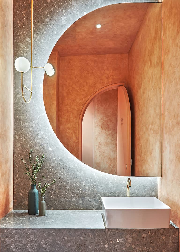 miroir rond néon lumineux blanc meuble mur béton gris suspension laiton