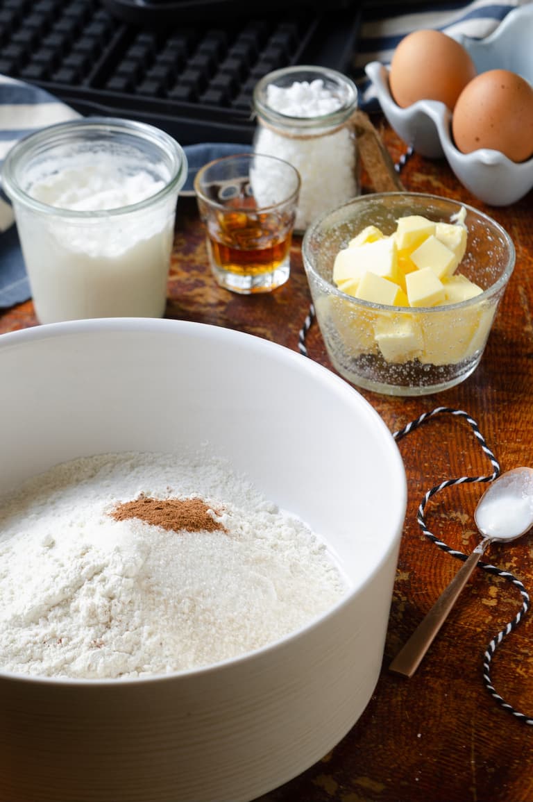 Farine, sucre blond et cannelle pour la pâte à gaufres