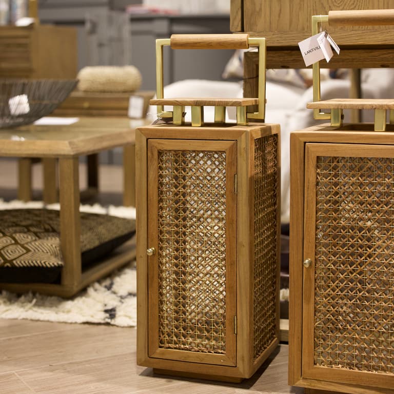 préparer la rentrée déco salon lanterne bois cannage laiton design