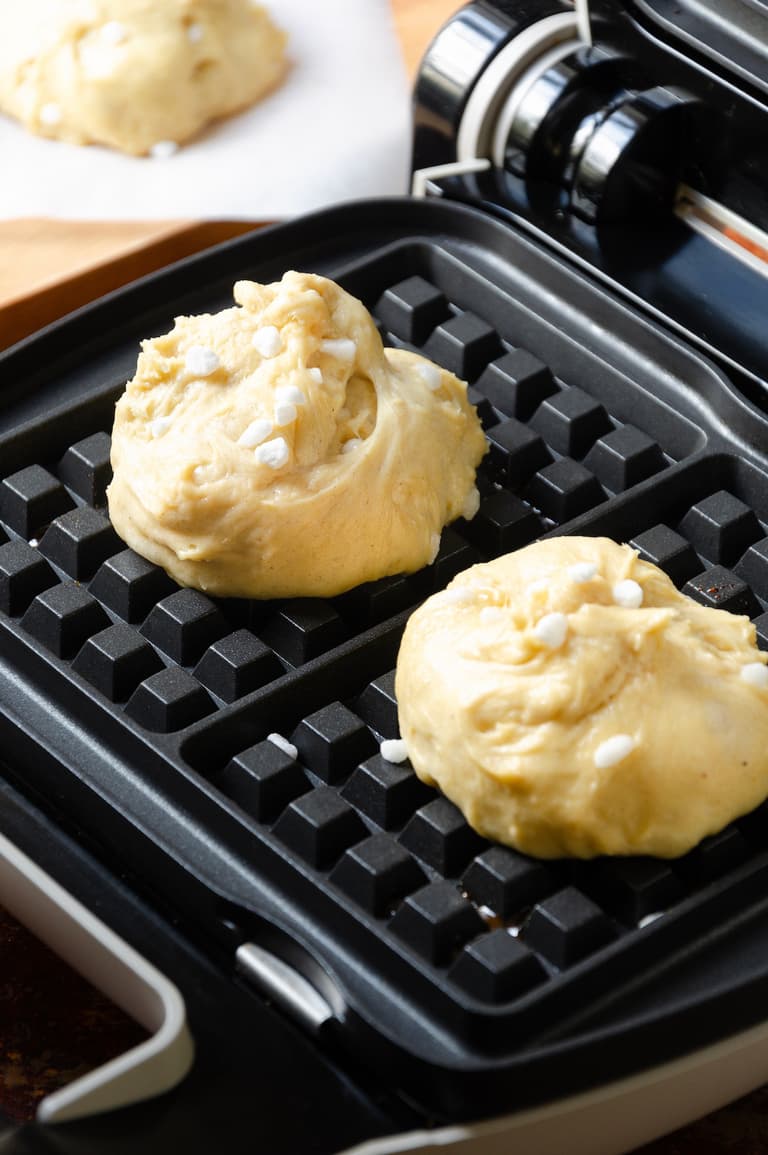Pâton au sucre perlé placé dans le gaufrier