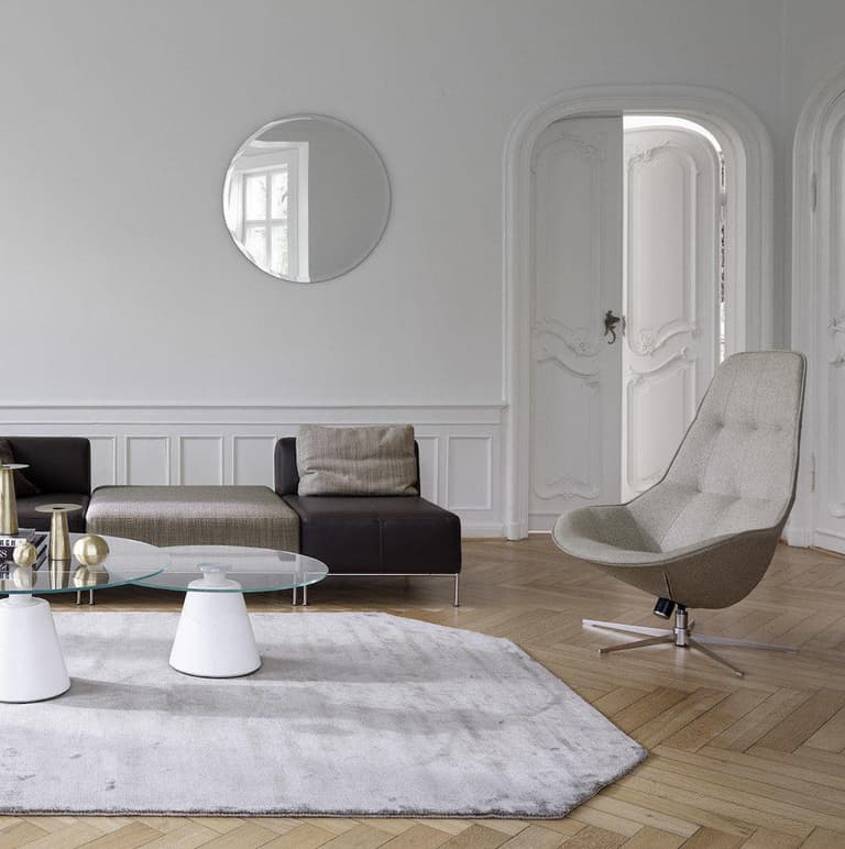 salon blanc fauteuil pivotant gris clair tissu parquet bois chevron
