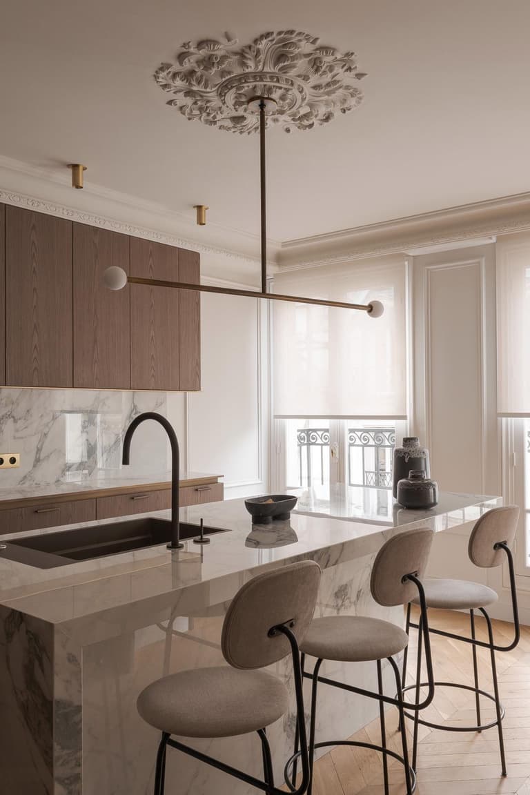 cuisine quartz marbre blanc meuble bois déco laiton lampe