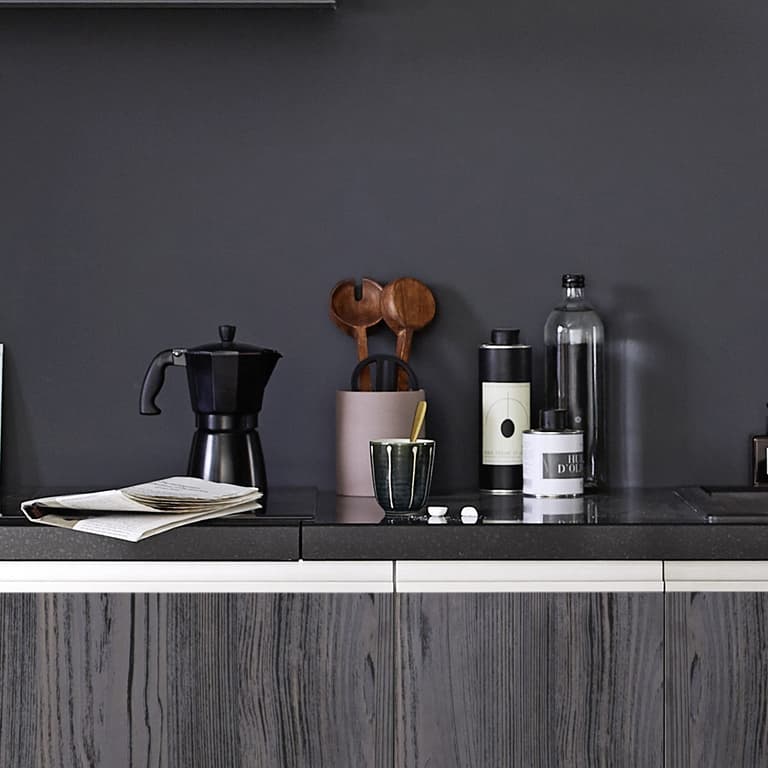 déco noire meuble bois foncé buffet plan de travail granit anthracite