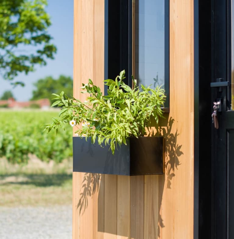 tiny house bois jardinière plante verte finition aluminium noir