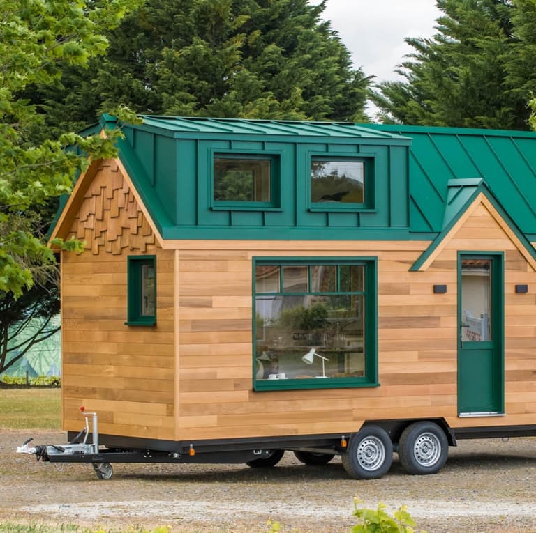 tiny house revêtement bois finition vert toit pointu