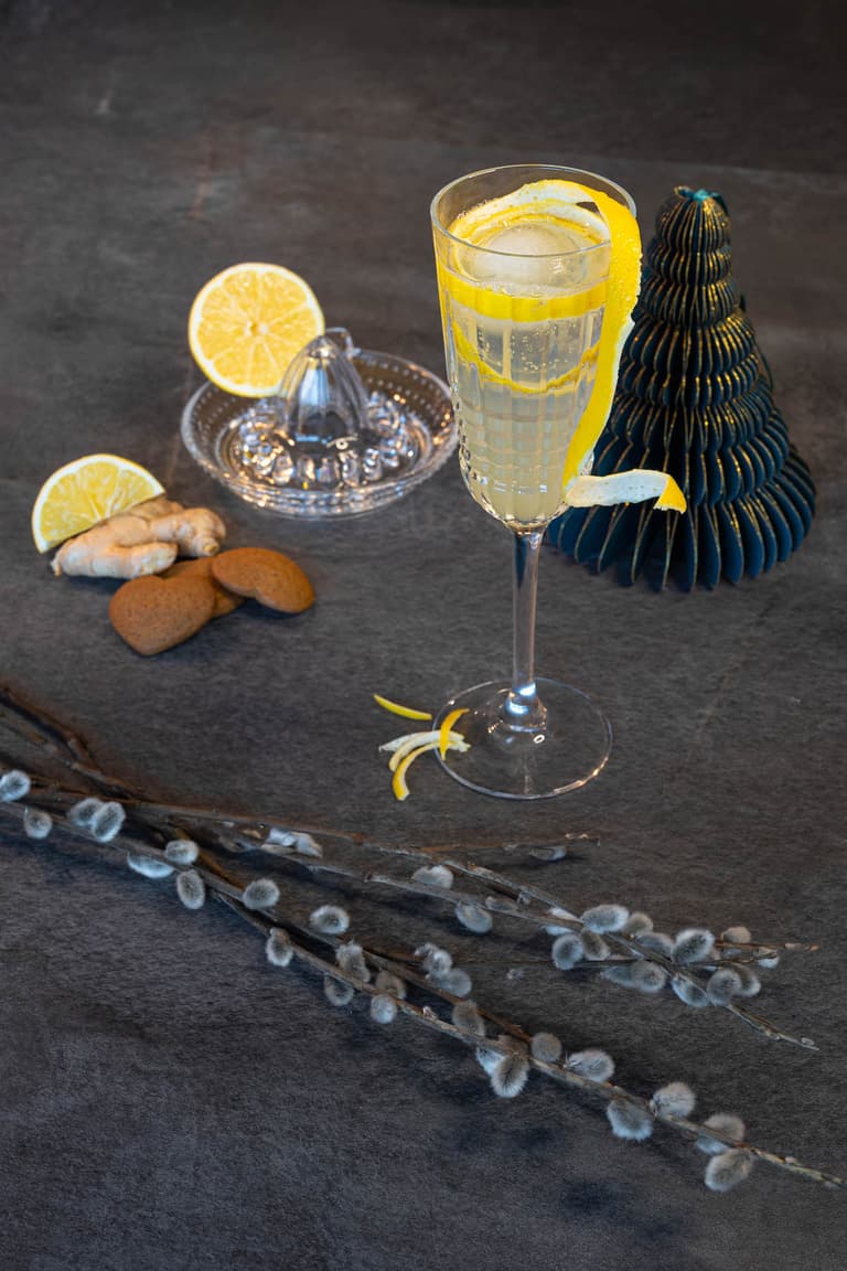 Mocktail au citron pétillant et au gingembre frais servi dans une flûte