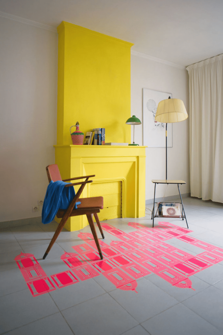 moderniser une cheminée rustique bohème champêtre cheminée moderniser cheminée rustique deco pop art mur jaune sol gris rose chaise bois