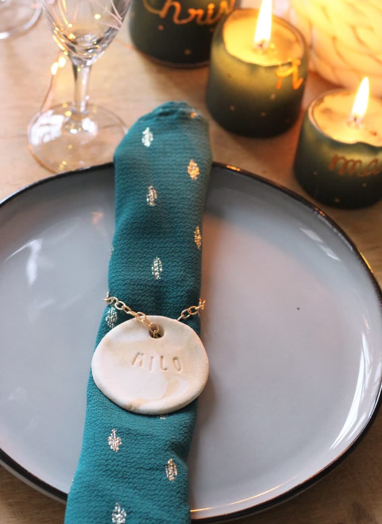 marque place de Noël fait maison table bleue dorée