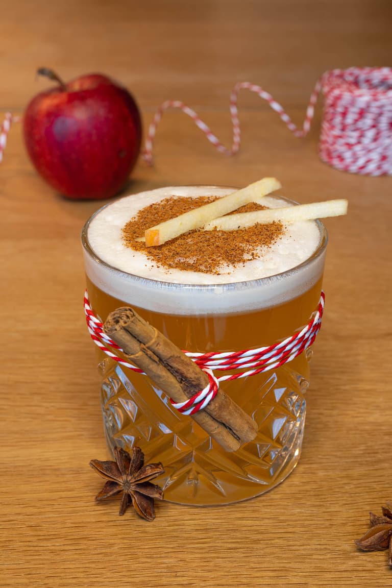 Mocktail de Noël sans alcool à la pomme et à la cannelle