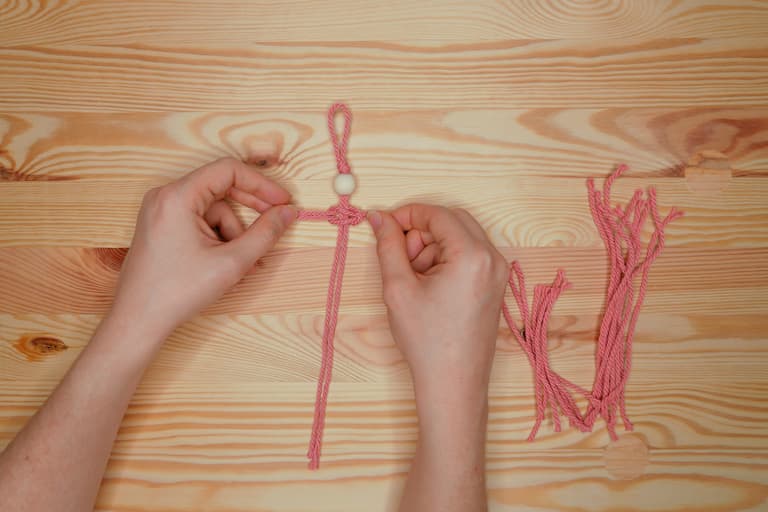 tutoriel enfant noeud macramé décoration chambre rose