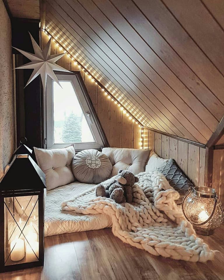 coin detente cosy cocooning mur sol bois plaid en laine guirlande lumineuse