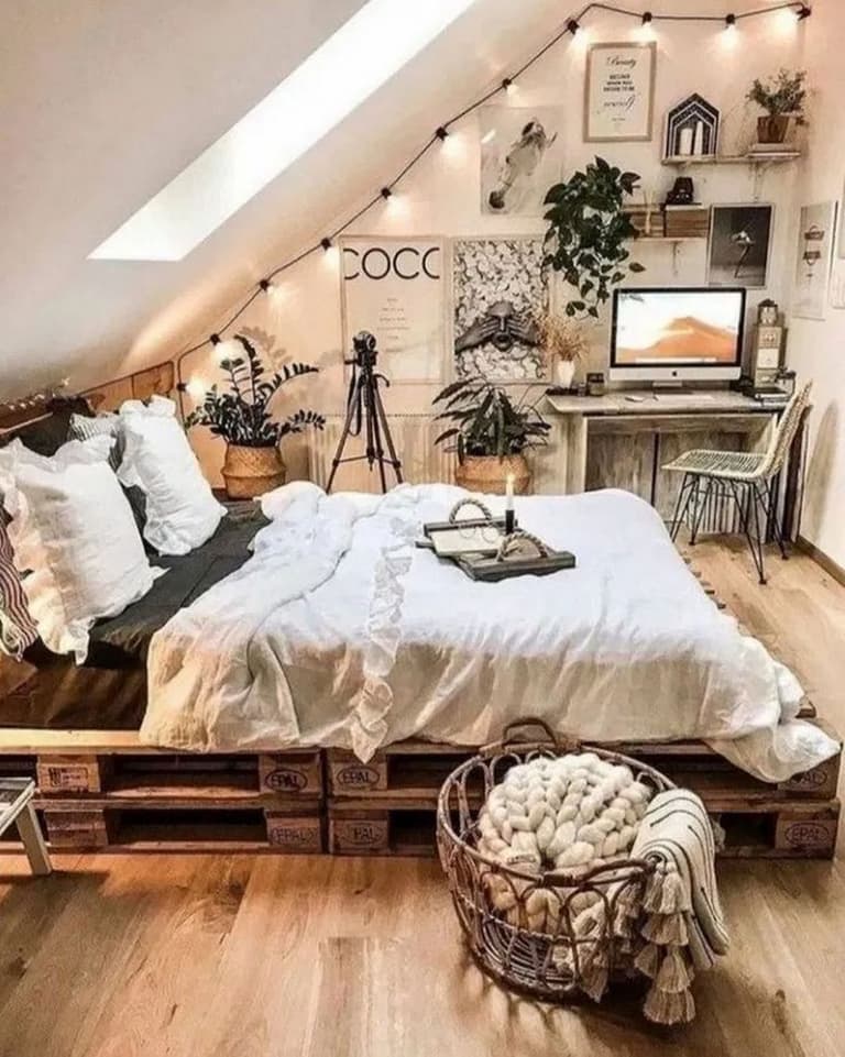 deco intérieure bohème lit palette en bois panier rond en osier guirlande lumineuse
