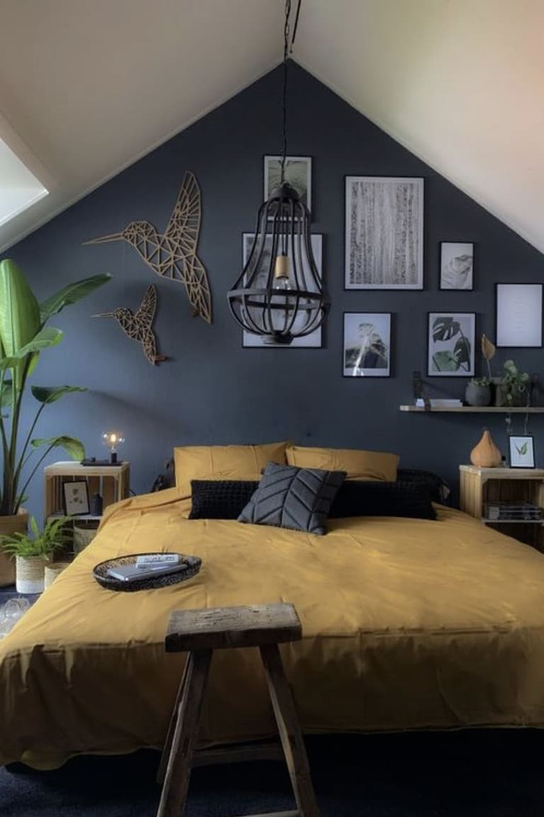 mur gris foncé lit double tabouret mur de cadres plantes vertes