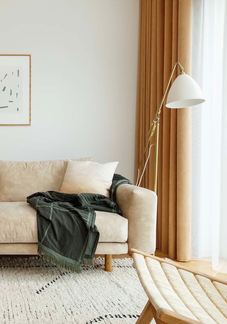 Pièce de vie lumineuse d’un appartement à Tallinn