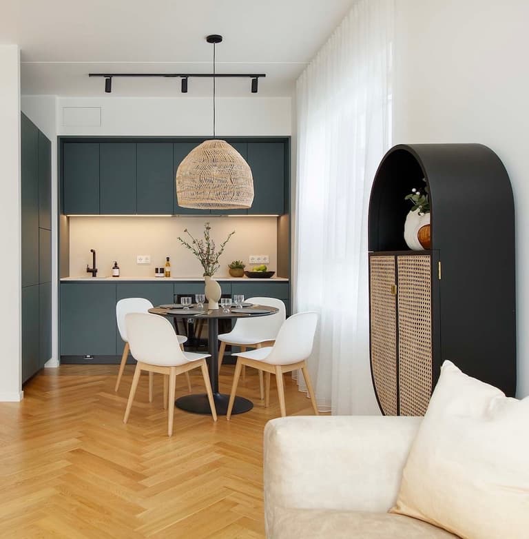 Cuisine verte Schmidt avec plan de travail beige
