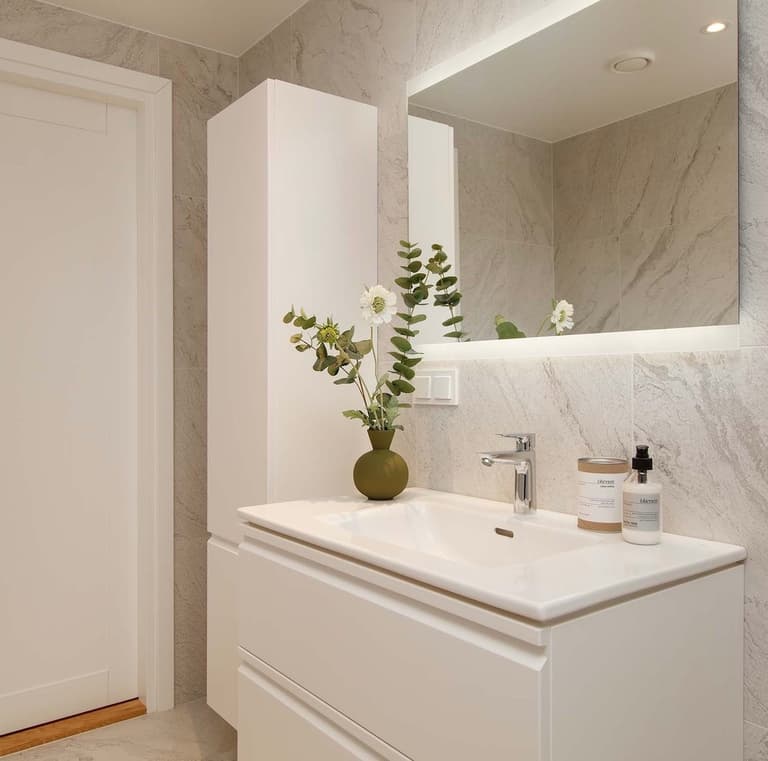Salle de bains blanche avec meuble sous vasque