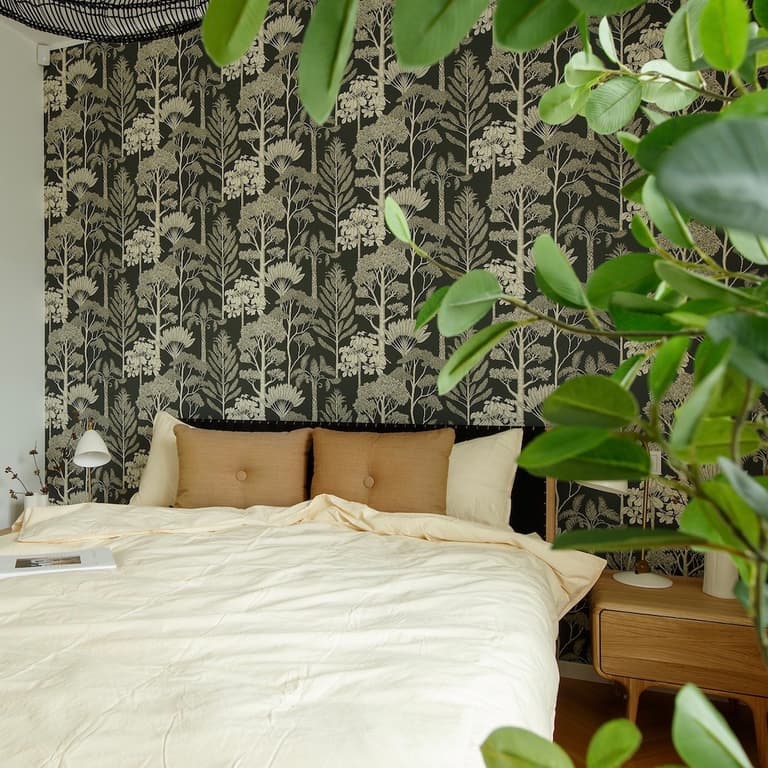 Chambre parentale verte et beige avec papier peint végétal