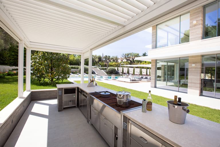 Création d’une cuisine extérieure sous une pergola bioclimatique. Un espace de plus en plus convoité