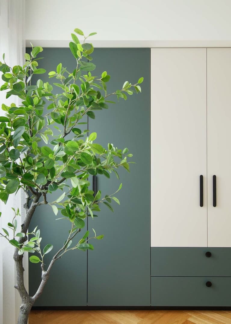 Dressing bicolore blanc et vert dans la chambre parentale