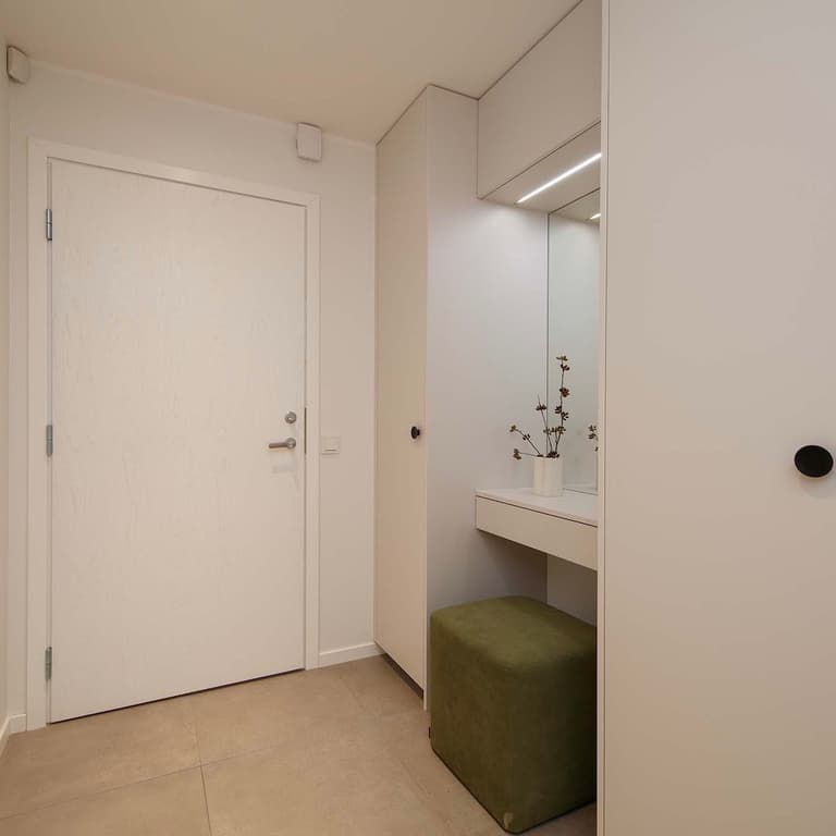 Entrée blanche avec miroir, rangements et pouf vert olive