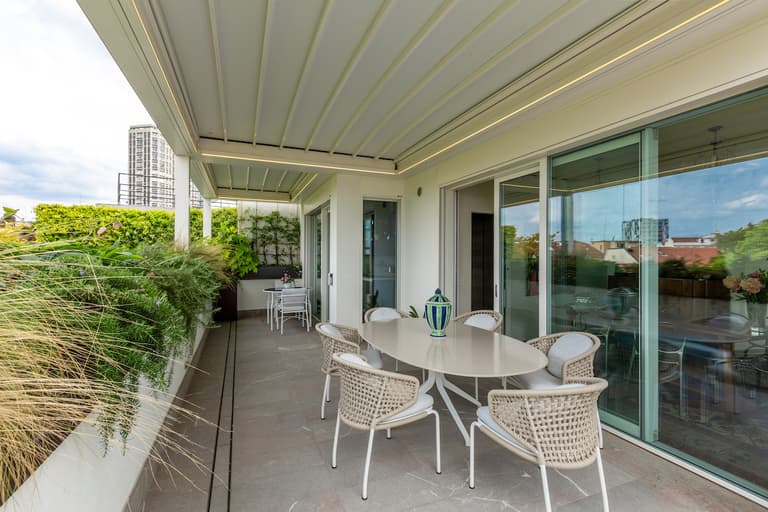 Pose d’une pergola adossée à toile rétractable sur un toit terrasse