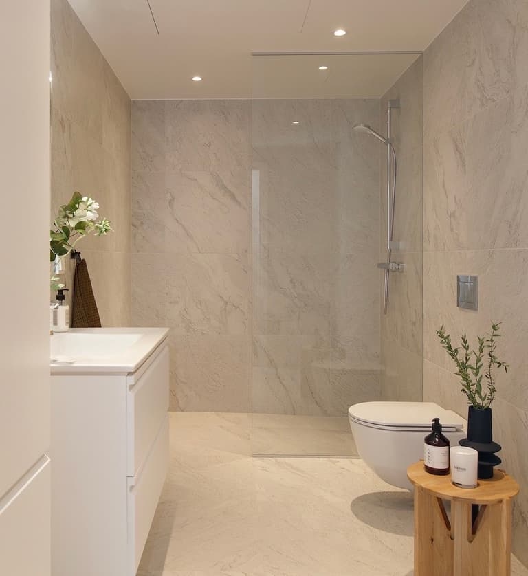 Salle de bains avec douche à l’italienne et marbre beige