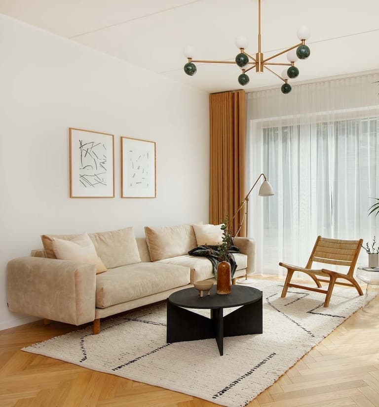 Salon aux détails classiques et au mobilier contemporain